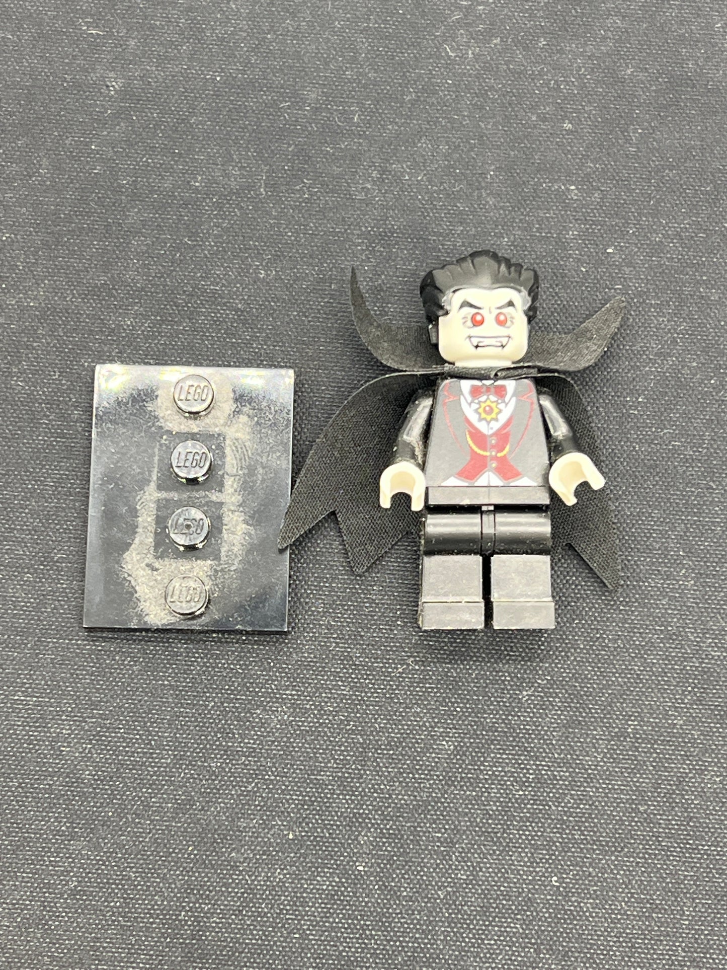 Auction Lot 227: Lego Minifigure Loose Dracula