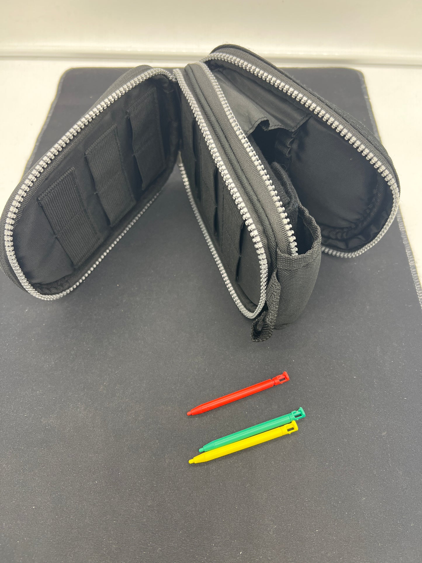 Auction Lot 130: Nintendo DS Game Case With Stylus