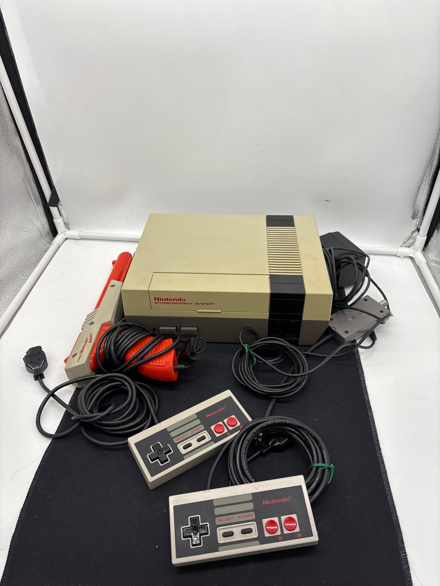 Auction Lot 8: Nintendo NES Entertainment System Tested Working With Cords 2 Controllers And Zapper Lot 2