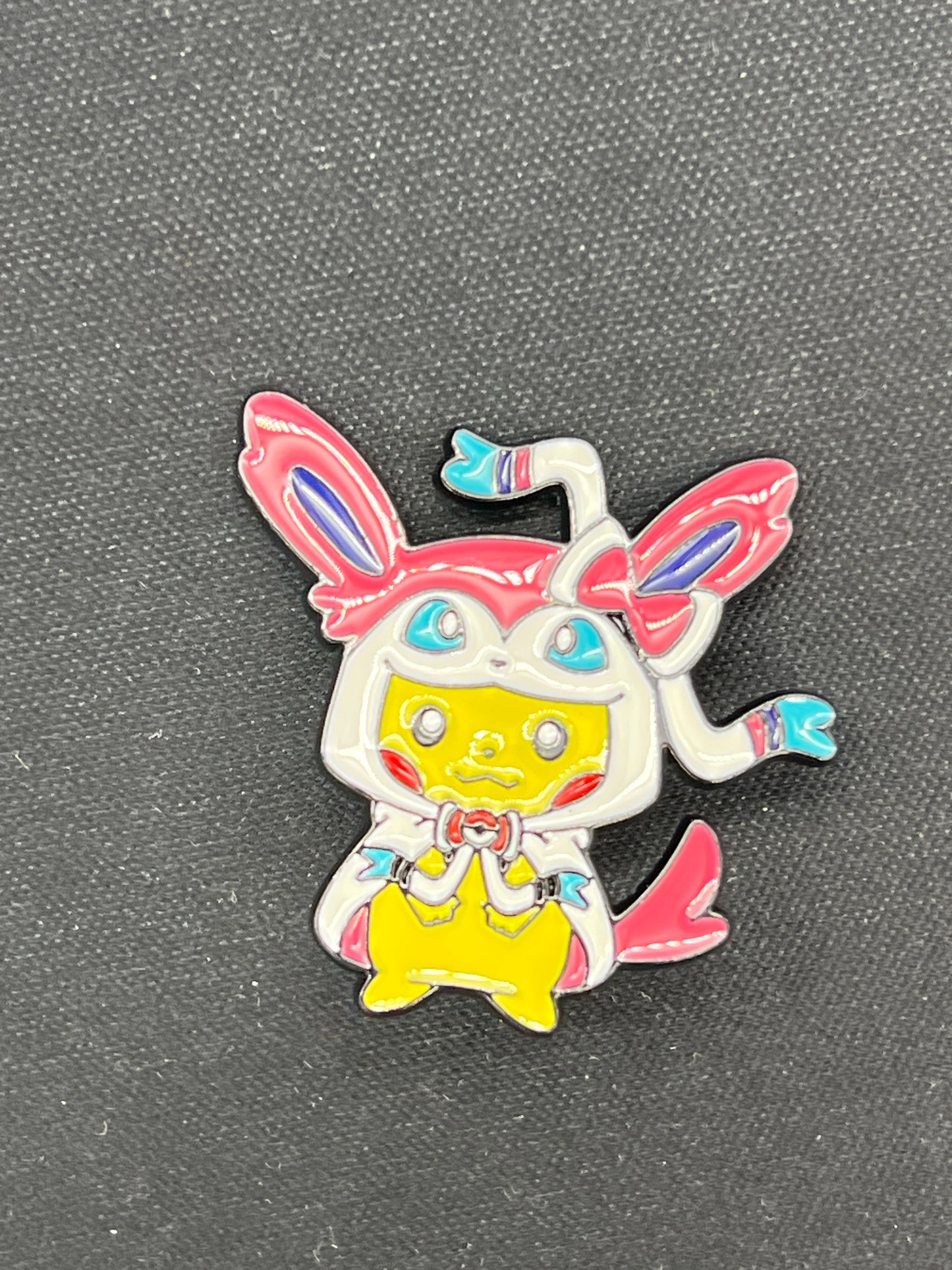Auction Lot 172: Pokemon Pin Sylveon Pikachu Poncho