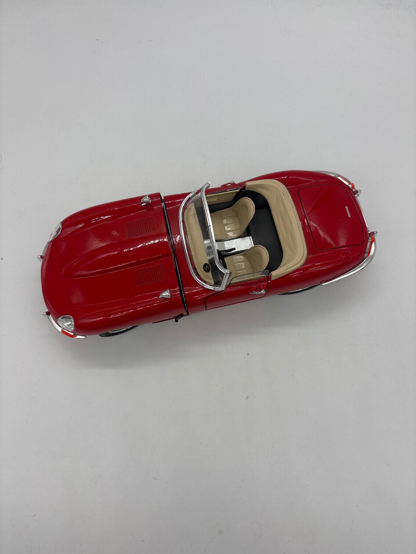 Auction Lot 11: Jaguar E 1961 1:18 Die Cast Figure