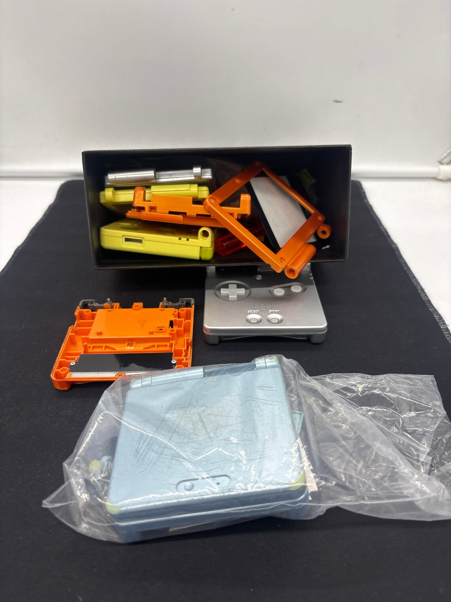 Auction Lot Liam: Gameboy Advance SP Assorted Parts