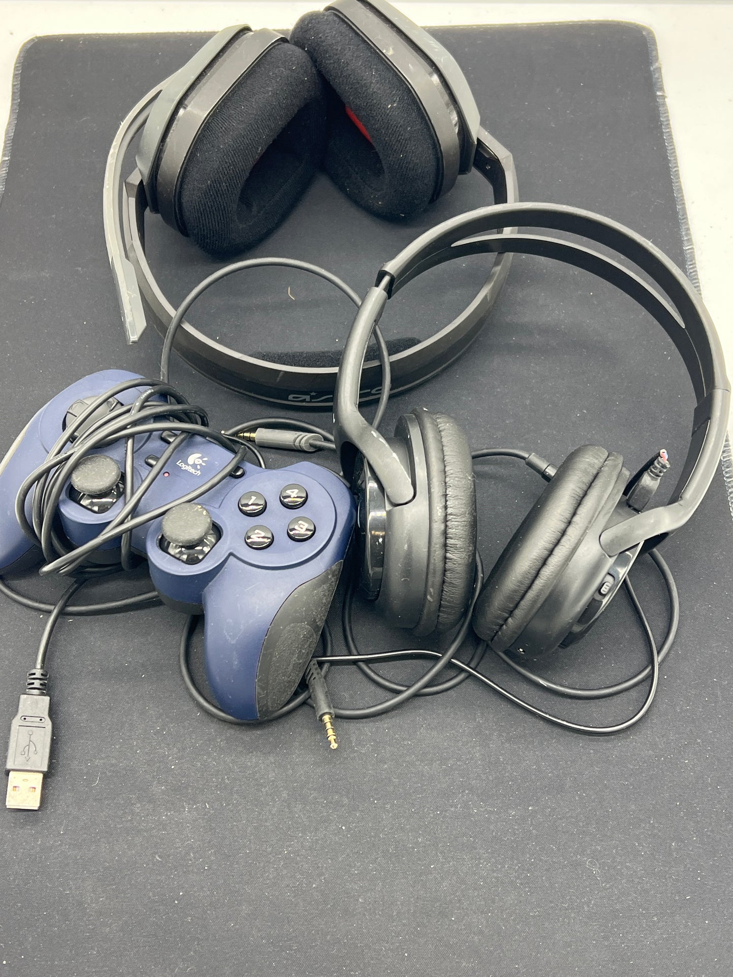 Auction Lot 148: Assorted Game Accessories Untested Headset and Controller USB